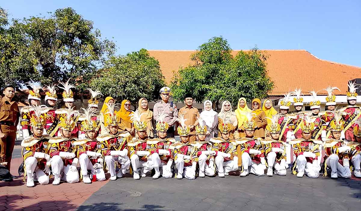 Wali Kota Pasuruan saat bersama Pocil atau Polisi Cilik yang akan bertanding di tingkat provinsi.