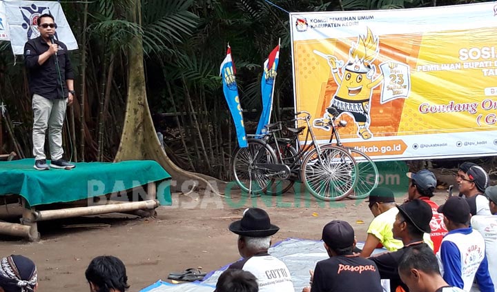 Komisioner Divisi Teknis KPU Kabupaten Kediri, Anwar Anshori, Minggu (9/2), saat menyosialisasikan Pilbup Kediri di hadapan anggota Kosti Kediri. foto: MUJI HARJITA/ BANGSAONLINE