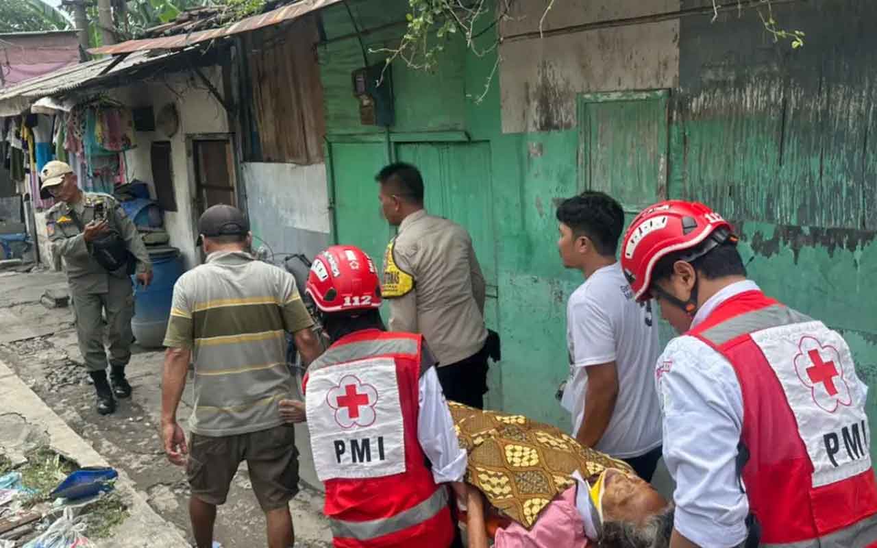 Korban yang merupakan lansia dievakuasi petugas dan warga setempat usai terserempet kereta api di perlintasan Jalan Masigit-Kalimas. Foto: Ist.