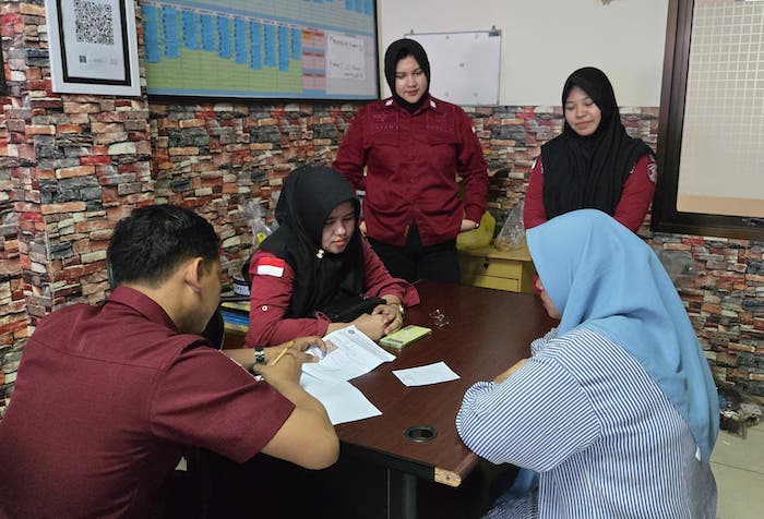 Wanita berhijab inisial A saat dimintai keterangan oleh petugas Lapas