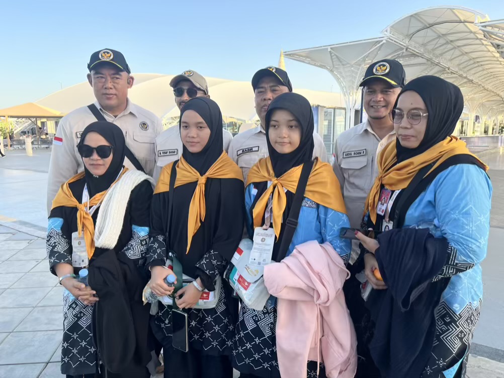 Novia Ghina (depan, dua dari kanan) & Rabiatul Adawiyah didampingi orang tua dan petugas haji Daker Bandara saat akan menuju hotel. Foto: MCH 2026.