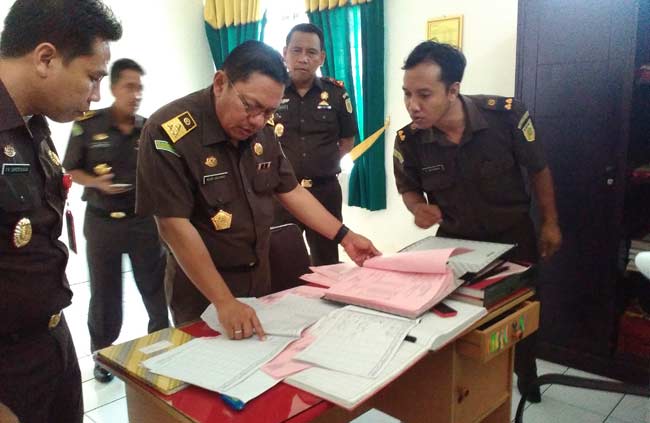 Jampidum Kejagung RI Dr. Noor Rachmad SH saat mengecek administrasi di ruang tahap II Kejari Sidoarjo. foto: nanang ichwan/ BANGSAONLINE