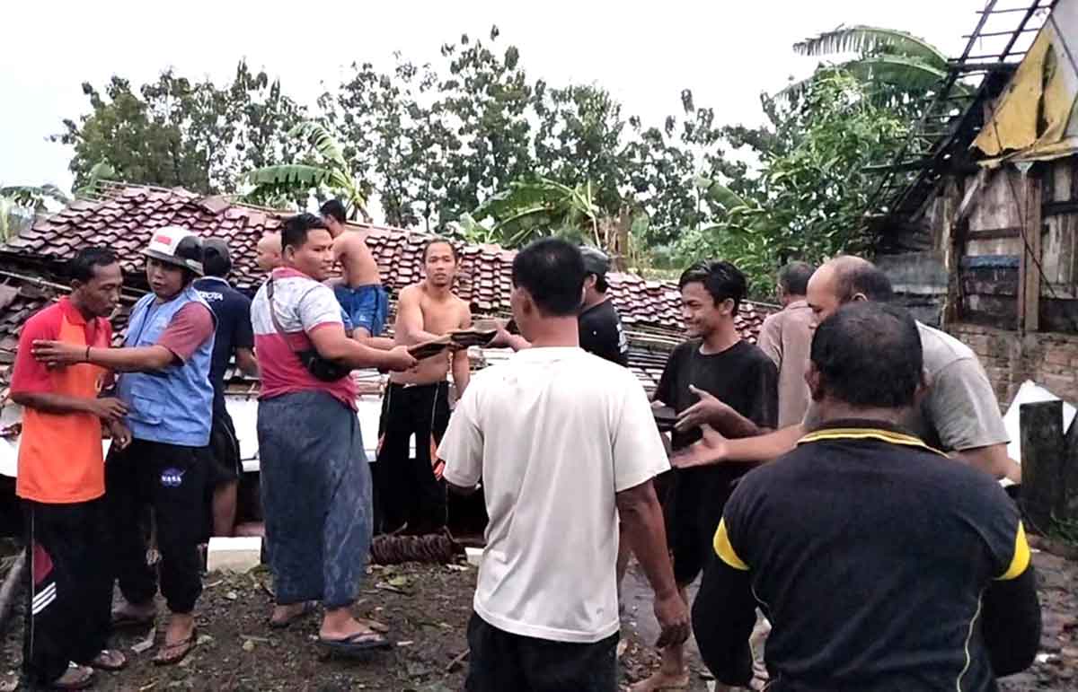 Kondisi rumah Asmaul Husna (35) yang ambruk akibar terjangan hujan angin, Kamis (9/2/2023)