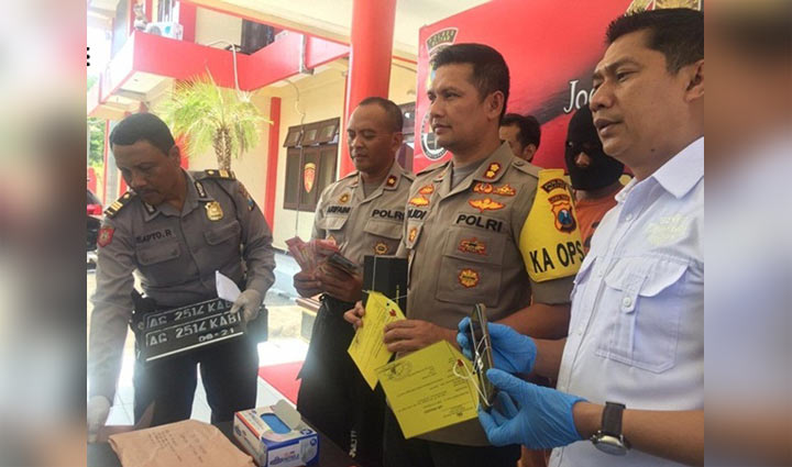 Kapolres Blitar AKBP Budi Hermanto saat mengekspos tersangka dalam pers rilis, Kamis (10/10).