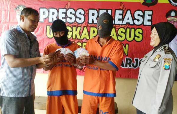 Dua tersangka beserta barang bukti diamankan di Mapolsek Taman.