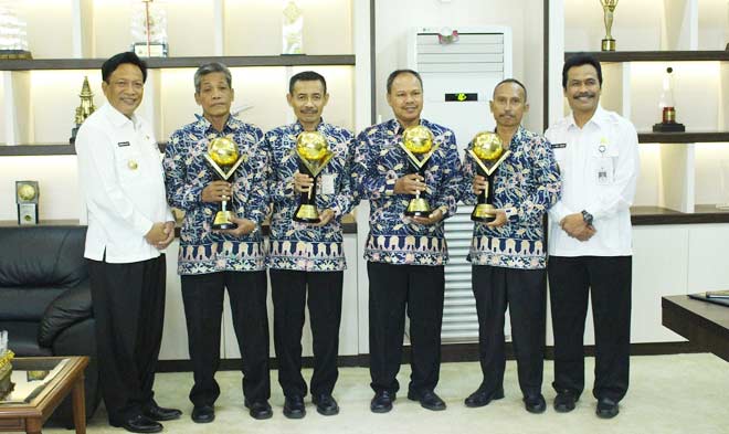 Bupati-Wabup, Sambari-Qosim bersama kepala sekolah menunjukan Adiwiyata Mandiri. foto: SYUHUD/ BANGSAONLINE