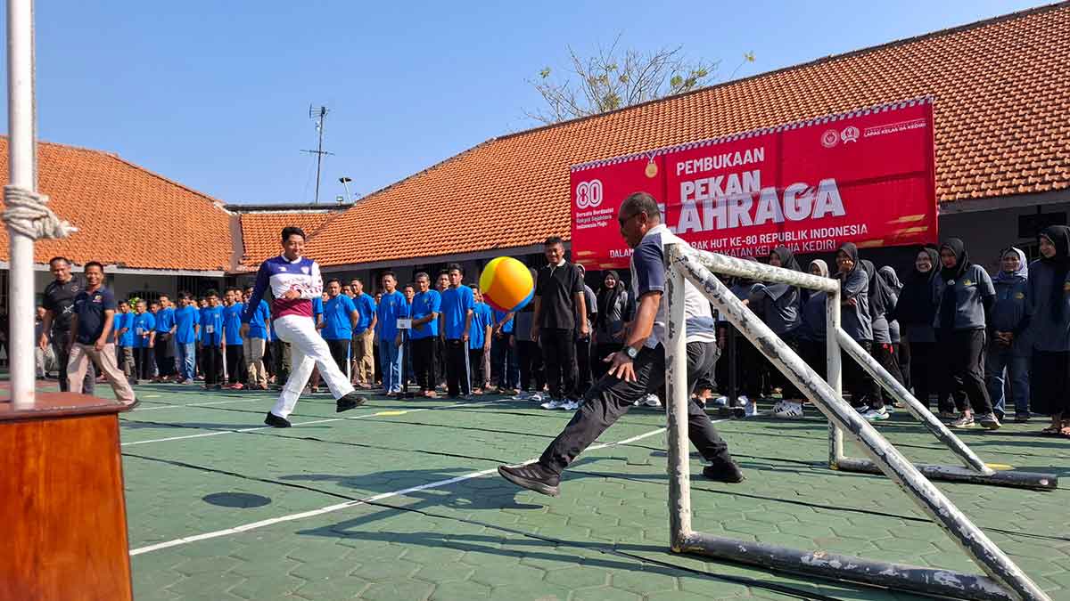 Kalapas Kediri saat melakukan tendangan sebagai tanda dimulainya rangkaian pertandingan. Foto: Ist 