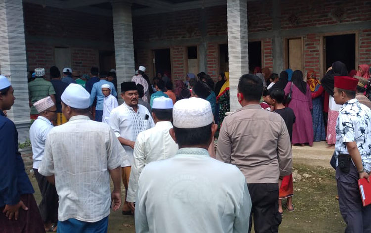 Masyarakat saat Evakuasi korban tenggelam di Tempat Kejadian Perkara. Foto : Mutammim/BANGSAONLINE.com