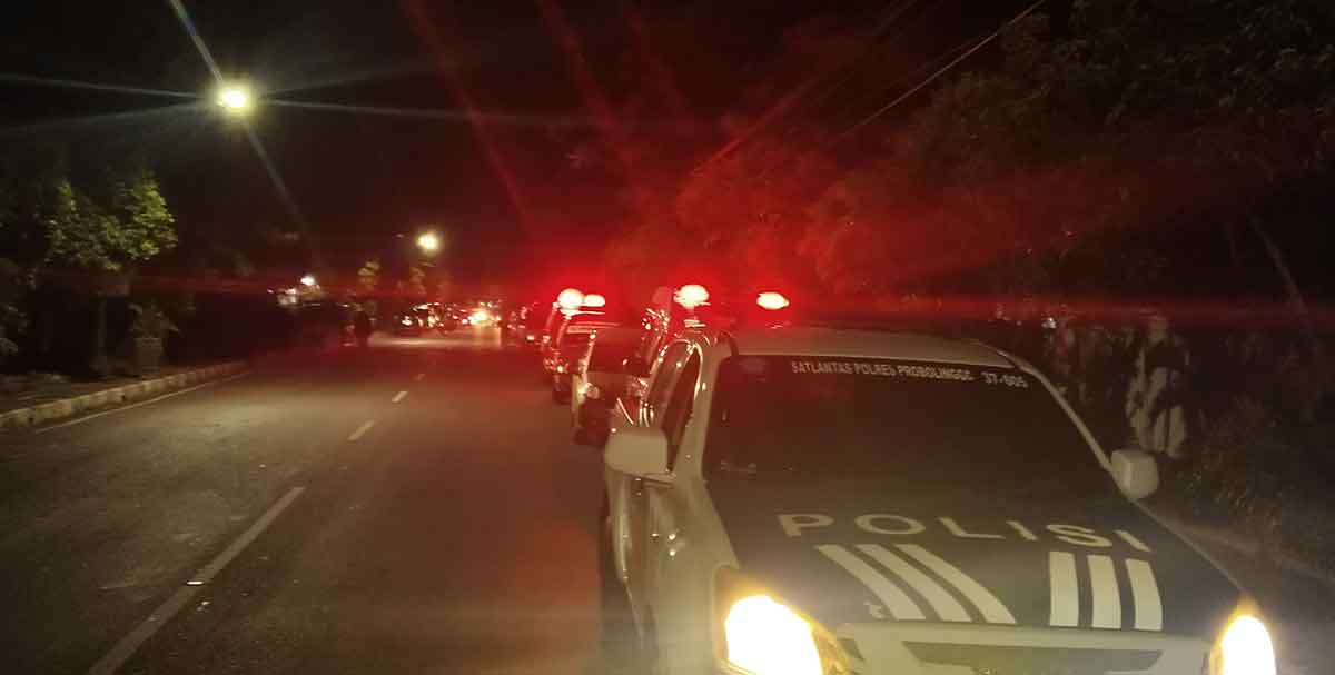 Pengawalan dari Polres Probolinggo untuk ambulans yang membawa korban kecelakaan maut di Desa Boto, Kecamatan Lumbang.