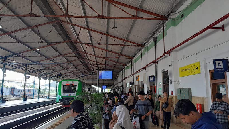 Suasana Stasiun Madiun yang dipadati penumpang
