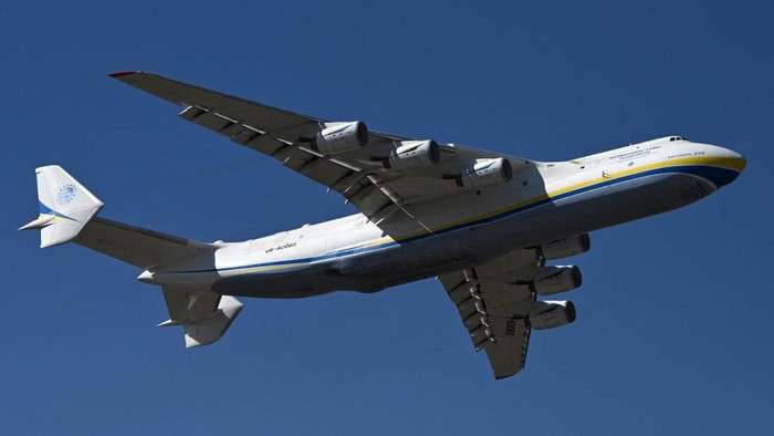 Inilah pesawat kargo Antonov-225 yang merupakan pesawat terbesar di dunia. Pesawat itu telah hancur akibat serangan militer Rusia di Ukraina (dok. AFP/GENYA SAVILOV)/Detik.com.