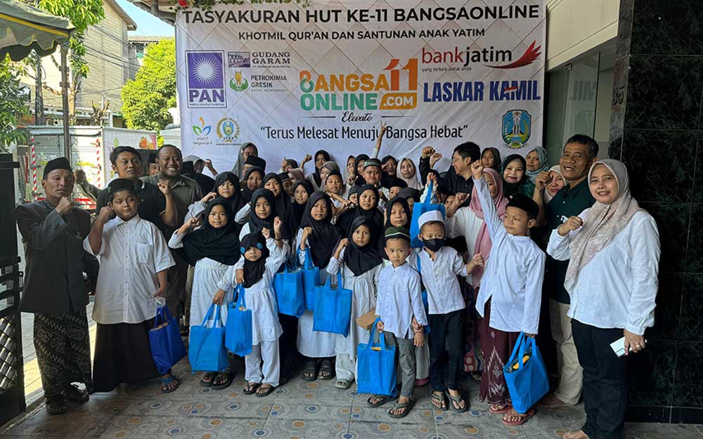 Para anak yatim foto bersama jajaran direksi dan redaksi BANGSAONLINE serta Ketua Umum Laskar Kamil.