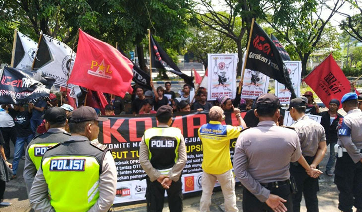 Massa gabungan LSM Kompak Gresik saat demo di PN Tipikor, Surabaya, mengawal sidang Sekda Andhy Hendro Wijaya. foto: ist.