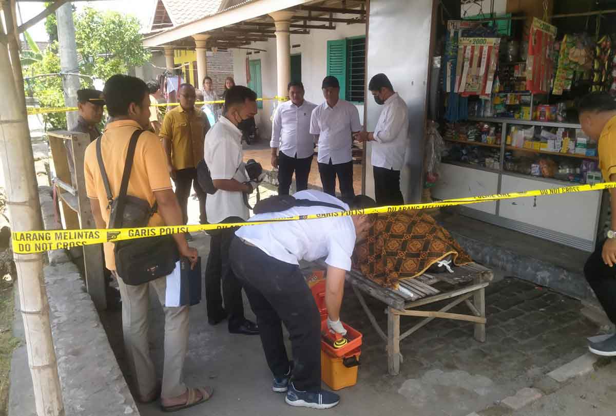 Petugas saat memeriksa tubuh penjual garam yang tewas mendadak. Foto: Ist
