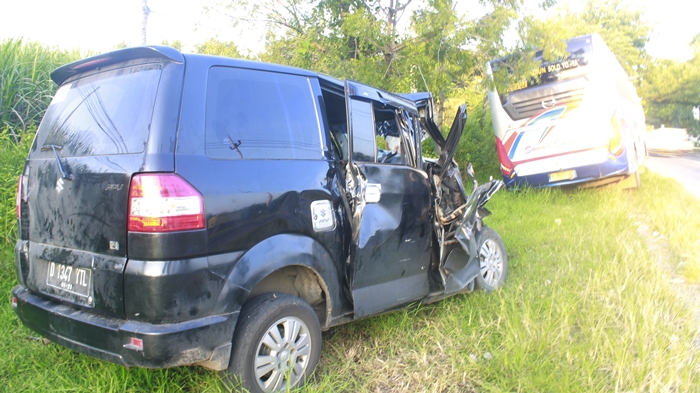 Kondisi mobil Suzuki APV usai tabrakan dengan bus Sumber Selamat.