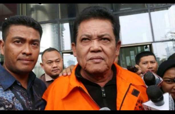 Wali Kota Pasuruan Setiyono keluar dari gedung KPK usai menjalani pemeriksaan.