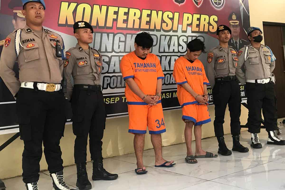 Kedua anggota gangster bernama Feri Setiawan (18) asal Kemangsen, Balongbendo dan Dicky Pratama asal Jeruk Gamping, Krian, Sidoarjo saat ditangkap Polresta Sidoarjo, Selasa (14/3/2023).