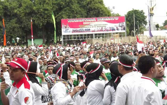 Aksi apel Nusantara Bersatu yang menyerukan gerakan perdamaian dan persatuan di Situbondo.