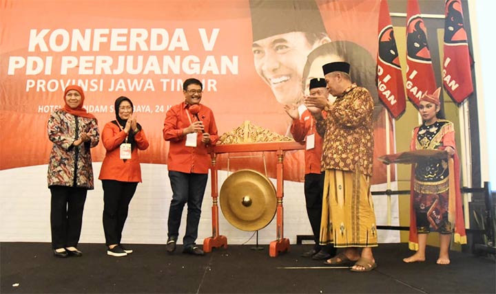 Gubernur Jawa Timur Khofifah Indar Parawansa saat menghadiri Konferda V PDI Perjuangan Provinsi Jawa Timur di Ballroom Hotel Wyndham Surabaya, Rabu (24/7). 