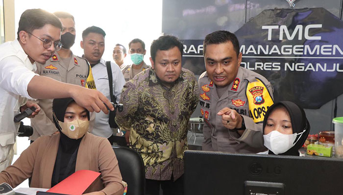 Anggota Komisi III DPR RI, Bimantoro Wiyono, saat melihat langsung layanan command center di Polres Nganjuk.