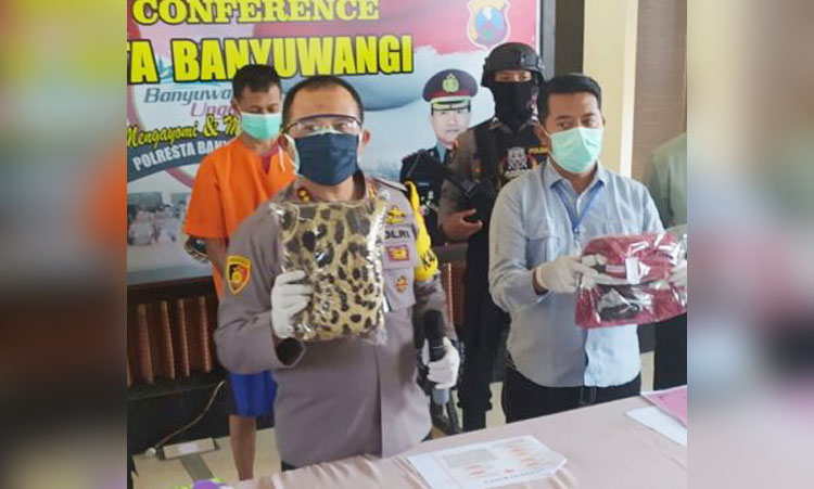 Kapolresta Banyuwangi Kombes Pol Arman Asmara Syarifudin menunjukkan barang bukti berupa pakaian korban.