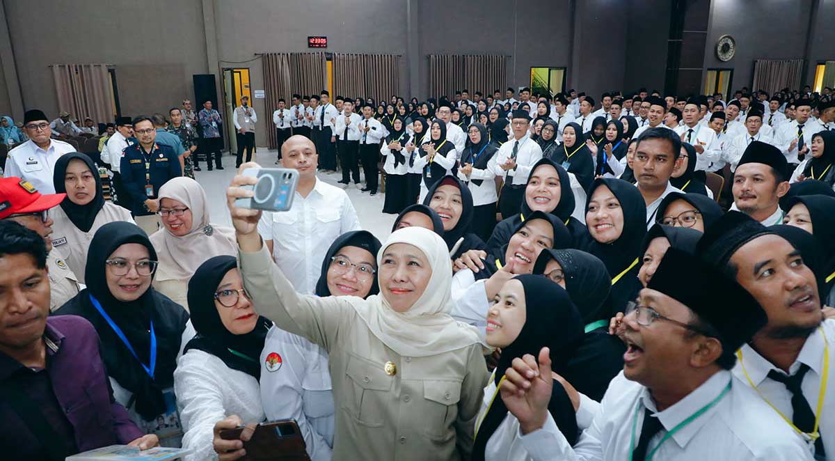 Gubernur Khofifah saat membuka diklat PPIH kloter Embarkasi Surabaya Tahun 1447 H/2026 M di Asrama Haji.