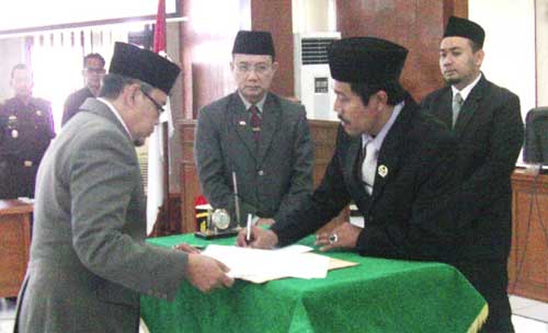 TEKEN - Ketua DPRD Ngawi bersama Bupati Ngawi saat penandatanganan rancangan P-APBD Ngawi tahun 2015, Kamis (25/6). foto: agus setiawan/BANGSAONLINE