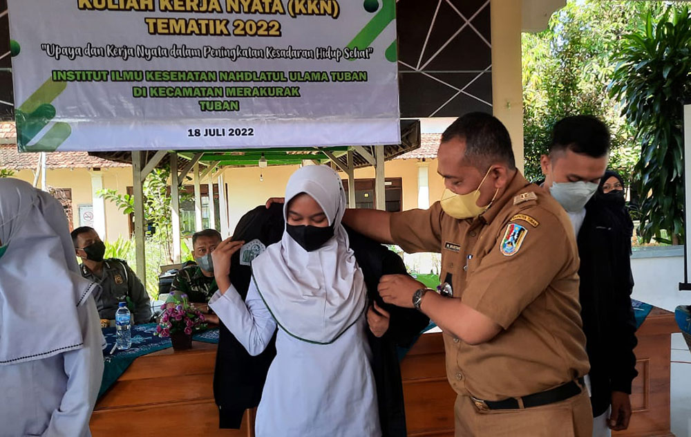 Camat Merakurak Mustakim saat memasangkan jaket KKN pada mahasiswa IIKNU.