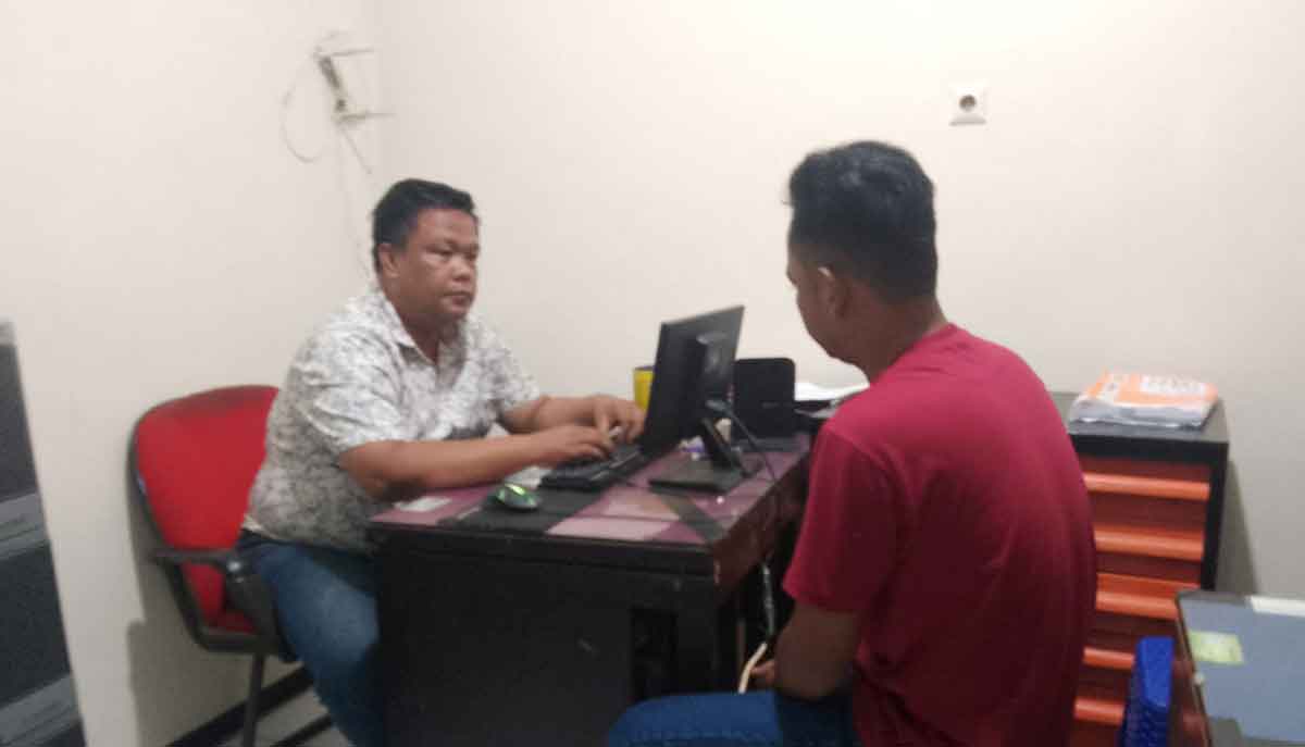 Pelaku saat diinterogasi petugas dari Polsek Porong.
