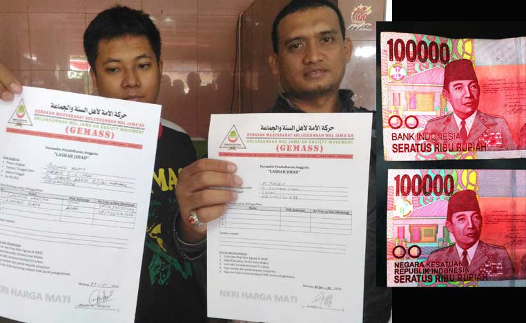 Dua orang jamaah menunjukkan blanko registrasi Aksi Bela Islam Jilid III, dan uang pecahan Rp 100 ribu yang diduga terdapat simbol 