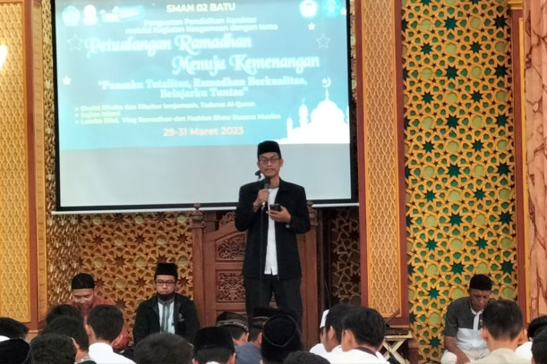 Kepala SMAN 2 Batu, Anto Dwi Cahyono saat memberikan pengarahan