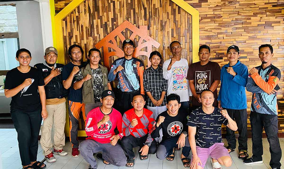 Koordinator Wana Resque, Aji Pro (berdiri nomor 5 dari kiri), dan perwakilan SAR Kediri Raya usai membentuk ARC Indonesia. Foto: Ist
