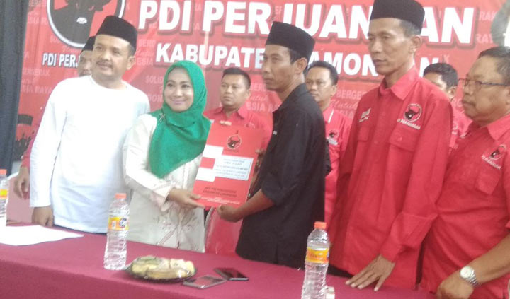 Kartika Hidayati saat menyerahkan formulir pendaftaran calon bupati kepada PDIP di kantor PDIP Lamongan, Sabtu (14/9/2019). Ia tampak didampingi suaminya, Ali Hafidzi (baju ptuih). foto: BANGSAONLINE/ Nur Qomar