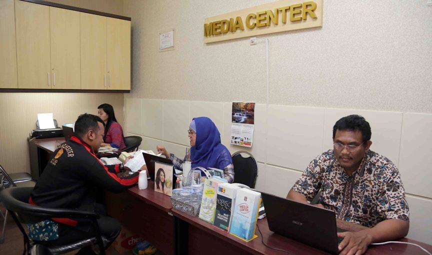 Kantor Media Center Surabaya. warga dapat mengadukan keluhan melalui media center. foto: humas pemkot surabaya