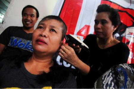 Tampak kader dan simpatisan sedang melakukan sujud syukur atas kemenangan PDIP di Surabaya. Foto:maulana/BANGSAONLINE