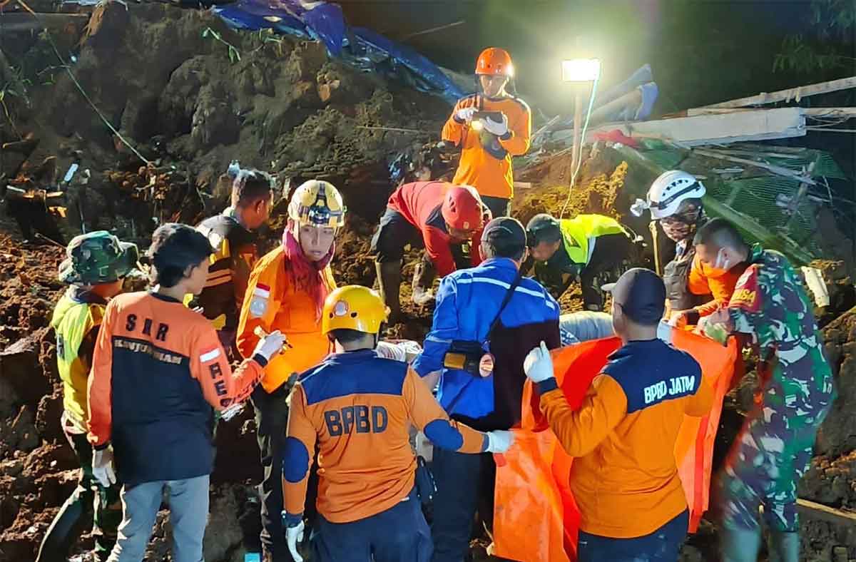 Petugas gabungan saat mengevakuasi korban tanah longsor di Desa Bumirejo, Kecamatan Kesamben, Kabupaten Blitar.