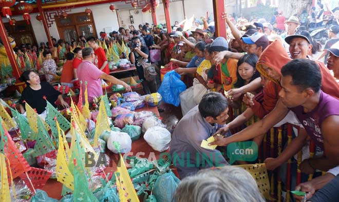 Warga bergerumbul untuk menukarkan kethak dengan sembako. foto: RONY SUHARTOMO/ BANGSAONLINE