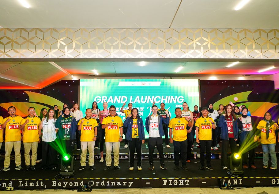  Dirut  Petrokimia Gresik, Daconi Khotob  bersama Bupati Gresik Fandi Akhmad Yani dan pejabat Forkopimda saat grand launching  tim voli putri GPPI. foto: ist.