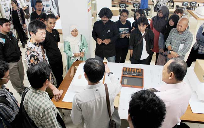 Suasana workshop saat pengenalan alat-alat praktek sesi basic modeling. 