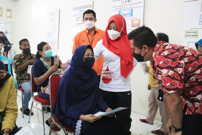 Bupati Mojokerto Ikfina Fahmawati ketika menyaksikan penerimaan BLT BBM kepada masyarakat di Jabon.
