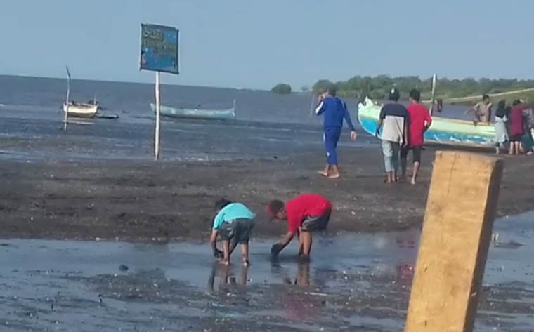 Obyek wisata Pantai Bahak di Kecamatan Tongas, Kabupaten Probolinggo.