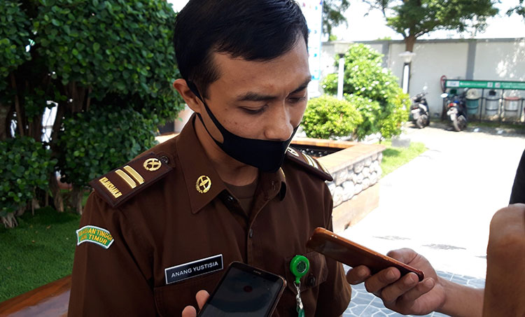 Anang Yustisia, S.H., M.H., Kasubsi Penkum Seksi Intelijen Kejari Kabupaten Kediri saat memberi keterangan kepada wartawan. (foto: MUJI/ BANGSAONLINE)