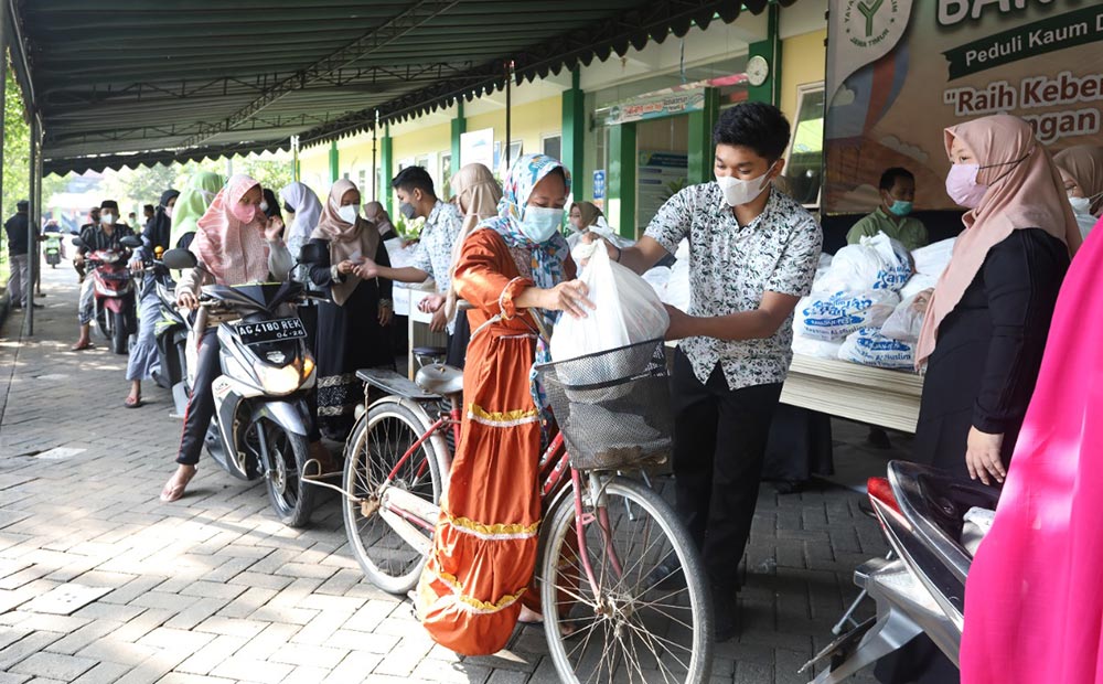 TETAP PATUHI PROKES: Pembagian sembako oleh Yayasan Al Muslim menerapkan sistem drive thru untuk cegah kerumunan, Sabtu (23/4/2022). foto: ist.