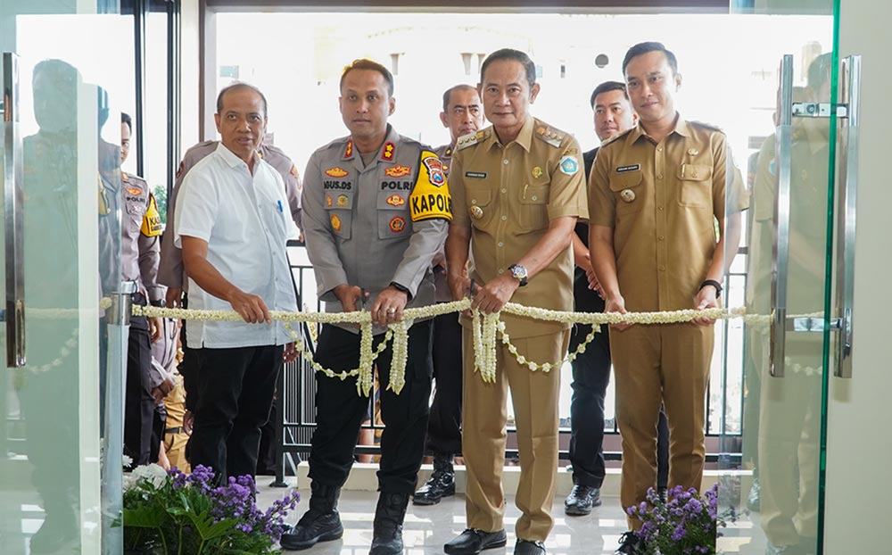 Bupati Lamongan Yuhronur Efendi bersama Kapolres Lamongan AKBP Agus Dwi Suryanti saat memotong pita menandai peresmian gedung baru Polres Lamongan.