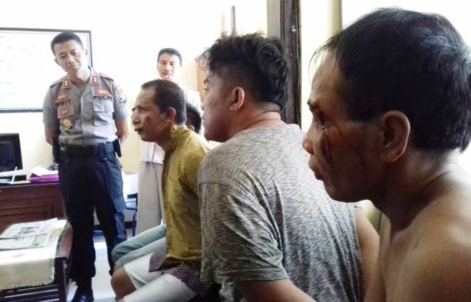 Ketujuh pelaku komplotan spesialis pencuri mesin pompa air pertanian saat diperiksa Polres Situbondo. foto: MURSIDI/ BANGSAONLINE
