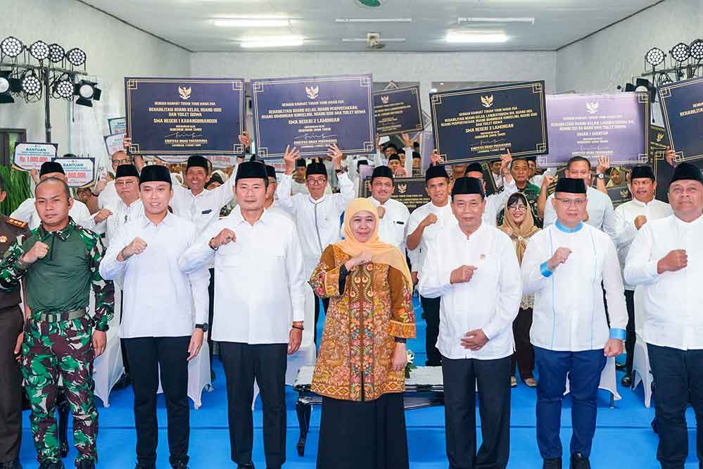 Gubernur Jatim, Khofifah Indar Parawansa usai penandatanganan 51 prasasti. (Ist)