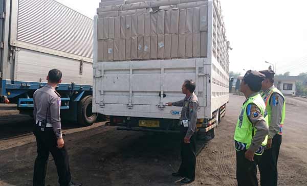 Truk pengangkut kardus yang diamankan anggota Polsek Ploso. (foto: rony suhartomo/BANGSAONLINE)