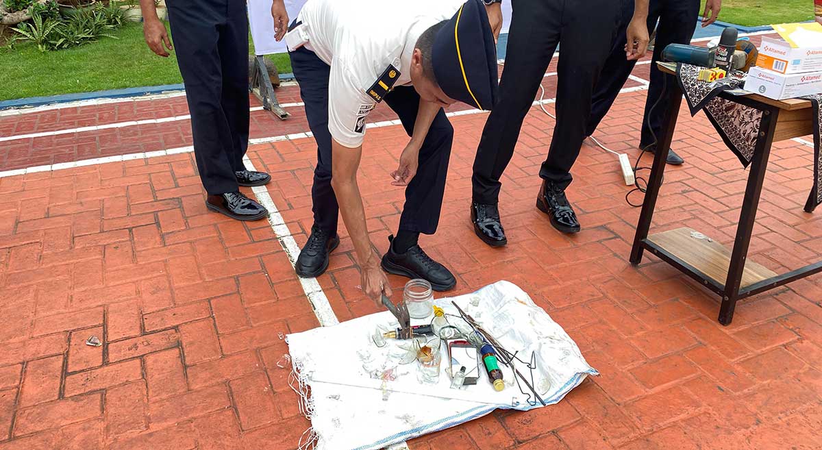 Pemusnahan barang bukti hasil razia di Lapas Tuban.