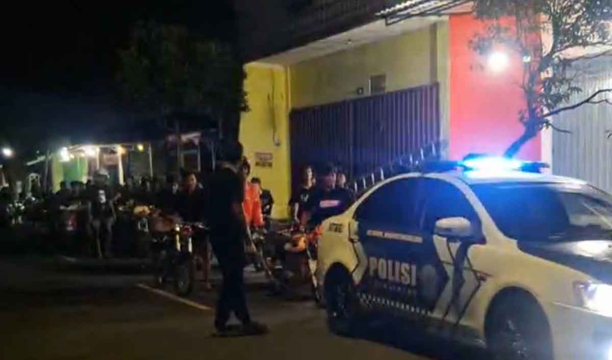Petugas saat melakukan balap liar di Jalan Soekarno Hatta, Tuban.
