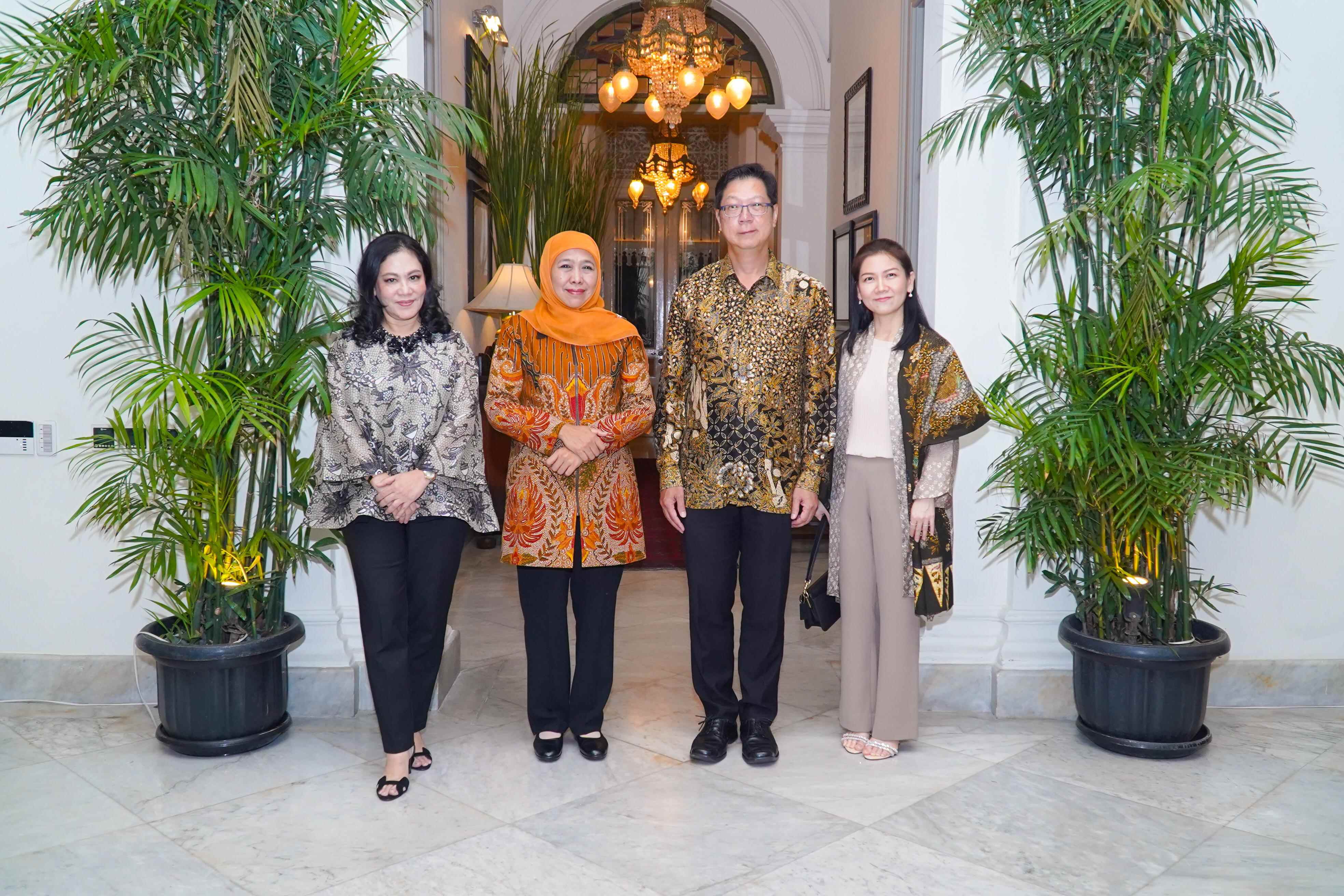 Duta Besar (Dubes) Thailand untuk Indonesia H.E Mr Prapan Disyatat saat bertemu Khofifah Indar Parawasan di Surabaya, Rabu (28/2/2024) malam. Foto: Pemprov Jatim